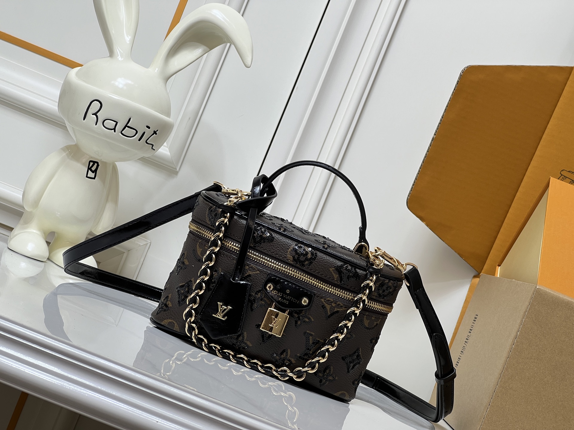 Louis Vuitton LV Classic Handbag Premium Canvas Model M13747 Detachable Strap Luxury Daily Wear Premium Quality